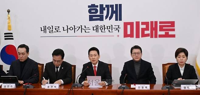 장동혁 국민의힘 대표가 지난 12일 국회에서 열린 최고위원회의에서 발언하고 있다. 안주영 전문기자