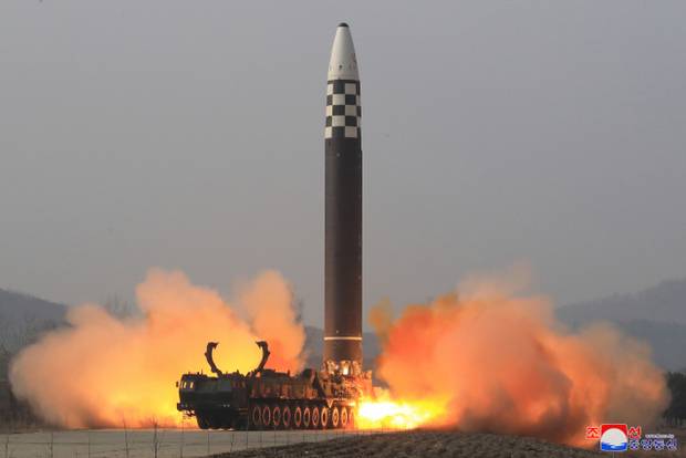 북한의 대륙간탄도미사일(ICBM)이 시험발사 되는 모습. 북한은 한미동맹을 위협하기 위한 핵과 탄도미사일 개발을 지속하고 있다. 조선중앙통신·연합뉴스
