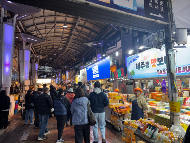 16일 제주도  이도1동 동문시장에서 상인이 식음료를 판매하고 있다. 제주=강도림 기자