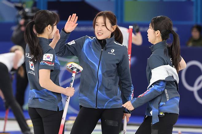 16일(현지시간) 이탈리아 코르티나담페초 컬링 올림픽 스타디움에서 열린 2026 밀라노ㆍ코르티나담페초 동계올림픽 컬링 여자 라운드로빈 한국과 중국의 경기에서 한국 대표팀 선수들이 의도한 샷을 성공시킨 뒤 기뻐하고 있다. 2026.2.17 연합뉴스