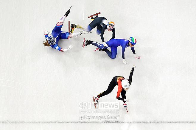 ▲ 경기 도중 넘어지는 코린 스토다드(맨 왼쪽)