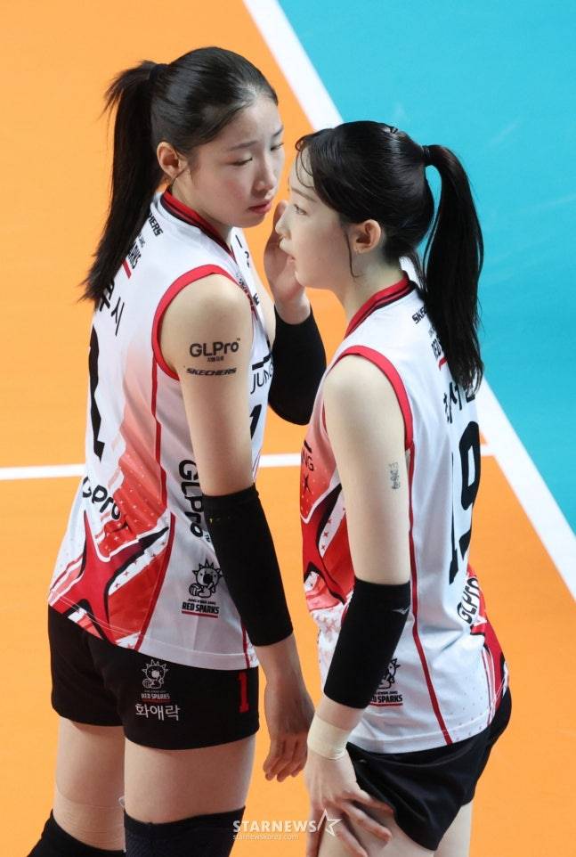 2025~2026시즌 V리그 인기를 쌍끌이하고 있는 정관장의 인쿠시(왼쪽)와 최서현. /사진=김진경 대기자