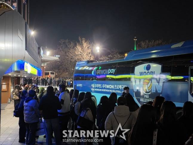 지난 2일 우리카드-한국전력의 경기가 끝난 서울 장충체육관 주차장 풍경. 현시점에서 팬들이 선수들을 가장 잘 알아갈 수 있는 장소는 출퇴근길이 전부다. /사진=김동윤 기자