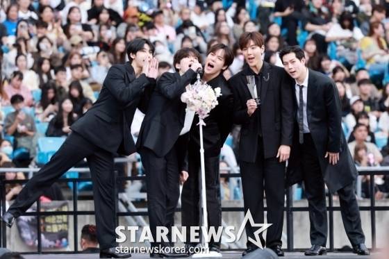 그룹 몬스타엑스가 6일 대만 가오슝 내셔널 스타디움에서 진행된 스타뉴스 주최 '10주년 아시아 아티스트 어워즈 2025(10th Anniversary Asia Artist Awards 2025, '10주년 AAA 2025')에서 AAA Best Artist상을 받고 수상소감을 말하고 있다.  /2025.12.06 /사진=임성균 tjdrbs23@