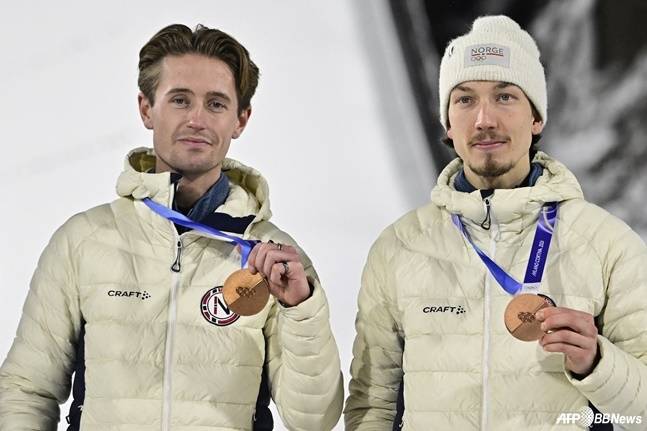노르웨이 선수들이 2026 밀라노·코르티나담페초 동계올림픽 스키점프 남자 슈퍼팀 결선이 끝난 뒤 동메달을 목에 걸고 있다. /AFPBBNews=뉴스1