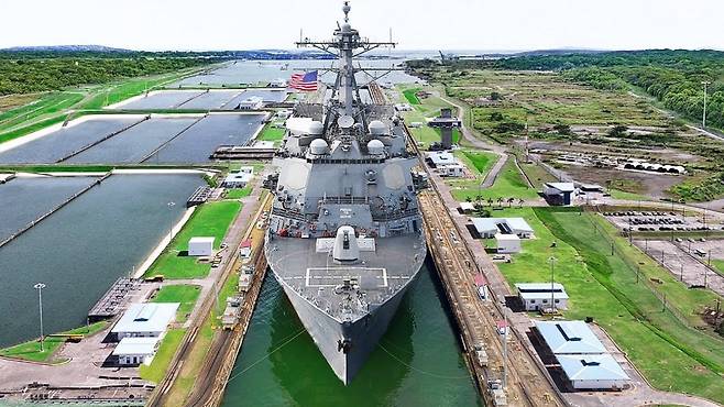 미국 해군 구축함이 파나마 운하를 통과하고 있다. 미 해군 제공
