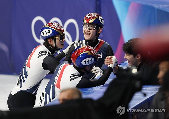 쇼트트랙 남자 5000m 계주 결승 진출 성공 (밀라노=연합뉴스) 이지은 기자 = 16일(현지시간) 이탈리아 밀라노 아이스스케이팅 아레나에서 열린 2026 밀라노-코르티나담페초 동계올림픽 쇼트트랙 남자 5000m 계주 준결승에서 한국 대표팀 선수들이 결승 진출에 성공한 뒤 기뻐하고 있다. 2026.2.16 jieunlee@yna.co.kr