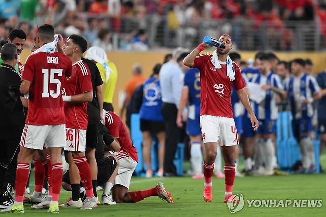 경기 중단 시간을 활용해 수분을 섭취하고 있는 아흐메드 라마단 [AFP=연합뉴스]