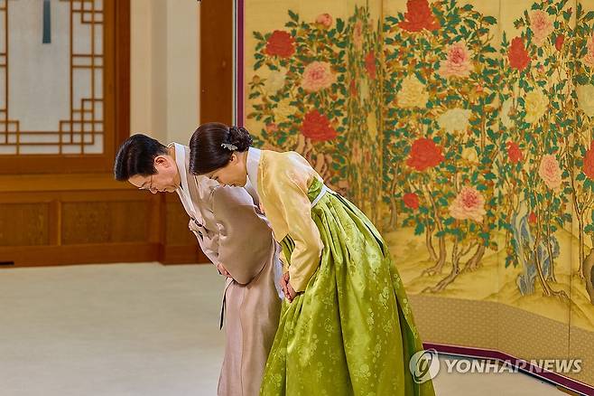 2026년 새해 인사하는 이재명 대통령과 김혜경 여사 (서울=연합뉴스) 이재명 대통령과 김혜경 여사가 한복차림으로 국민에게 새해 인사를 전하고 있다. 2026.2.17 [청와대 제공. 재판매 및 DB 금지] photo@yna.co.kr