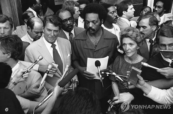 1980년 8월 5일 시카고 '오퍼레이션 푸시' 본부 밖에서 당시 미국 공화당 대통령 후보였던 로널드 레이건이 제시 잭슨 목사와 대화를 나누는 모습.[AP=연합뉴스. 재판매 및 DB 금지]