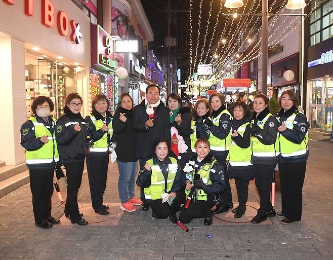 ▲ 크리스 마켓을 맞아 이용객의 편의를 돕는 지역 봉사자들과 함께하는 이권재 오산시장. /사진제공=오산시