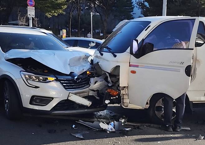 2월 17일 오후 4시 4분께 대전 월평동에서 화물차가 중앙선을 침범하는 사고로 화물차 운전자 50대 남성이 심정지 상태로 병원으로 옮겨졌으며, 승용차 운전자와 동승자 3명은 병원 치료 중이다. (사진=대전소방본부 제공)