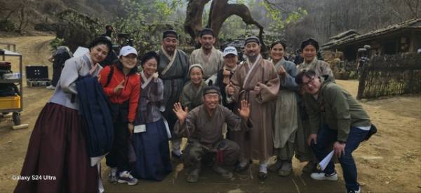 영화 '왕과 사는 남자'에 출연한 충북 청주 청년극단 단원들. 주인공 엄흥도 역의 유해진 배우(가운데)와 이윤혁 전 충북연극협회장(유해진씨 옆)등 단원들이 기념 촬영했다./청년극장 제공.