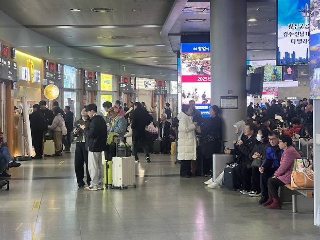 닷새간의 설 연휴 마지막 날인 18일 오전 광주 서구 종합버스터미널(유스퀘어)을 찾은 귀경객들이 고속 버스를 타기 위해 대기하고 있다. /박건우 기자