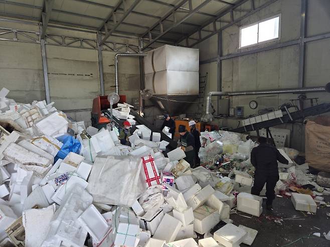 명절 연휴 마지막 날인 18일 오전 11시께 광주 북구 월출동 재활용선별장. 창고 천장에 닿을 듯 쌓인 하얀 스티로폼 더미 속에서 작업자들이 몸을 비집고 다녔다. /임지섭 기자 ljs@namdonews.com