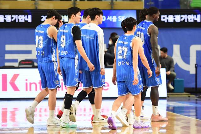 프로농구 대구 한국가스공사 페가수스 선수들이 17일 대구체육관에서 열린 수원 KT 소닉붐과의 경기에서 패한 후 라커룸으로 돌아가고 있다. KBL 제공