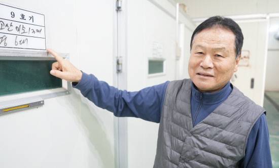 류배현 의령메추리농장 대표가 메추리가 부화하는 과정에 대해 설명하고 있다.