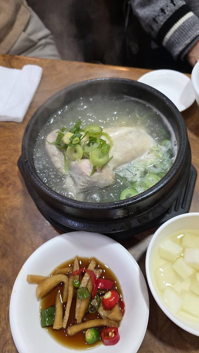 초원통닭의 삼계탕.