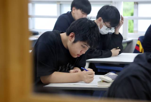 2026학년도 대학수학능력시험을 30일 남겨두고 마지막 전국연합학력평가가 실시된 지난해 10월 14일 부산 금정구 내성고등학교에서 3학년 학생들이 진지한 모습으로 시험 문제를 풀고 있다. 정종회 기자 jjh@