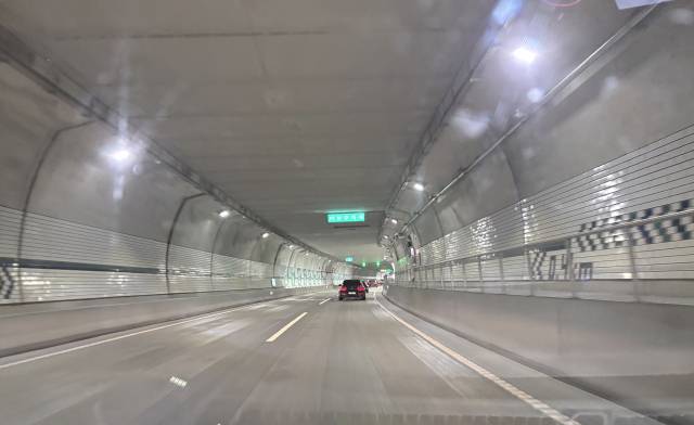 설 연휴 마지막 날인 18일 오전 차량 내부에서 촬영한 부산 만덕~센텀 도시고속화도로(대심도) 내부 모습. 김준현 기자 joon@