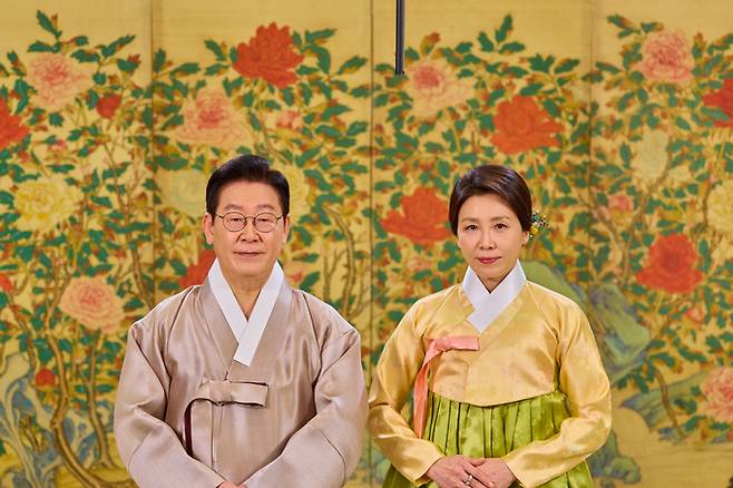 ▲ 이재명 대통령과 김혜경 여사가 한복차림으로 국민에게 새해 인사를 전하고 있다. 이 대통령은 영상 메시지를 통해 "모든 국민을 아우르고 섬기는 모두의 대통령으로서 다짐의 말씀을 드린다"라며 "국민께서 원하는 대한민국의 모습을 이정표 삼아 한 걸음 한 걸음 흔들림 없이 걸어가겠다. 지난 한 해 서로를 격려하며 어려움을 이겨낸 것처럼, 새해에도 우리 사회가 따뜻한 연대와 신뢰 위에서 함께 나아가길 소망한다"라고 말했다.연합