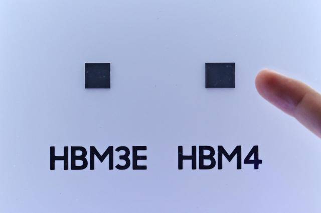 삼성전자의 HBM3E(왼쪽)와 HBM4 실물 모습 [사진=연합뉴스]