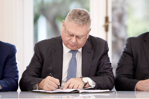 ▲안드레아스 시아미시스 헬레닉 에너지 CEO가 그리스 정부와 크레타섬 및 펠로폰네소스 남쪽 소재 4개 해상 광구 탐사를 위한 조광권 계약에 서명하고 있는 모습.