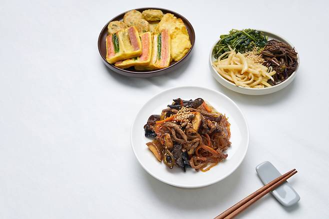 대표적인 명절 음식인 전과 나물, 잡채. 사진= 게티이미지뱅크