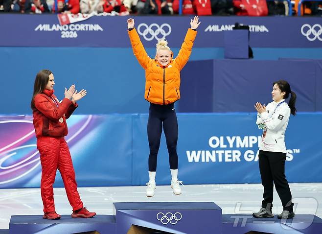2026 밀라노·코르티나담페초 동계올림픽 쇼트트랙 여자 1000m에서 금메달을 획득한 네덜란드 쇼트트랙의 산드라 벨제부르가 16일(현지시간) 이탈리아 밀라노 아이스스케이팅 아레나에서 열린 시상식에서 환호하고 있다. 2026.2.16 ⓒ 뉴스1 김진환 기자