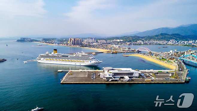 속초항에 입항하는 초호화 크루즈 코스타 세레나호.(속초시 제공, 재판매 및 DB 금지)