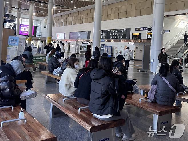 18일 울산 태화강역에는 고향집을 떠나 다시 일상으로 복귀하려는 귀경객들의 발걸음이 이어지고 있다.2026.02.18./뉴스1 김세은 기자