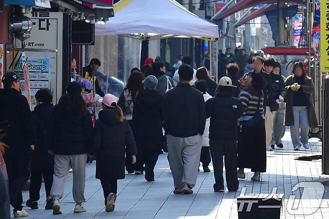 설연휴 마지막 날인 18일 경북 포항시 중앙상가 주변이 외출 나온 시민들로 붐비고 있다. 2026.2.18 ⓒ 뉴스1 최창호 기자