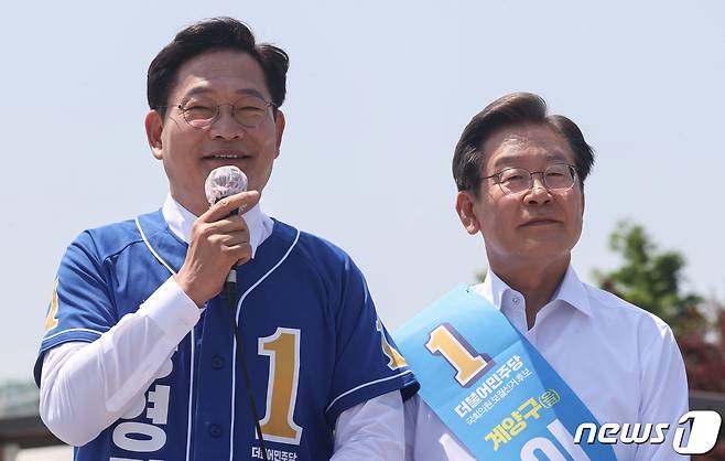 송영길  전 더불어민주당 대표와  이재명 대통령. 2022.5.27 ⓒ 뉴스1 국회사진취재단