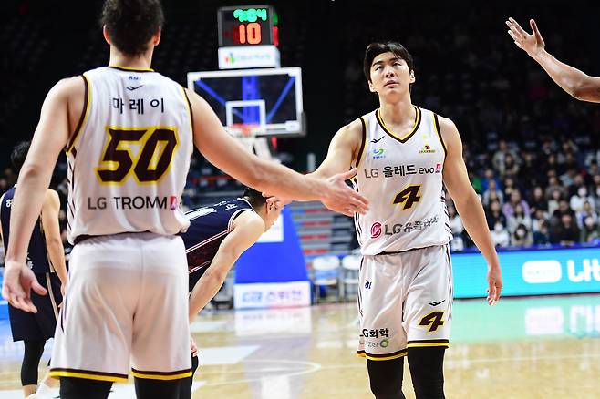 창원 LG의 양홍석(오른쪽)과 아셈 마레이가 18일 열린 부산 KCC와 2025-26 프로농구 경기에서 맹활약하며 팀의 94-74 승리를 이끌었다. (KBL 제공)