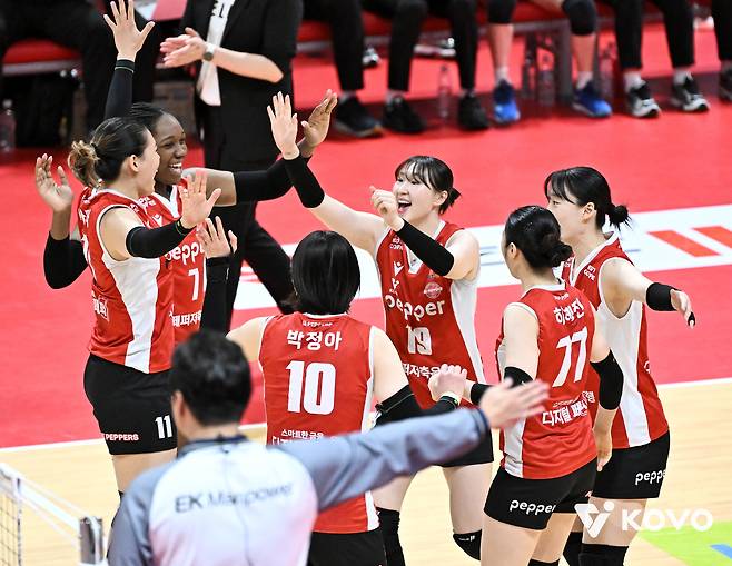 페퍼저축은행은 18일 열린 2025-26 V리그 여자부 5라운드 정관장전에서 3-2로 승리, 남은 경기 결과에 상관 없이 최소 6위를 확보했다. (KOVO 제공)
