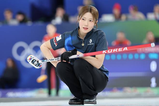 서예지가 17일(현지시간) 이탈리아 코르티나담페초 컬링 올림픽 스타디움에서 열린 2026 밀라노ㆍ코르티나 동계올림픽 컬링 여자 라운드로빈 한국과 스위스의 경기에서 투구를 마친 뒤 스톤을 바라보고 있다. 사진 | 밀라노=연합뉴스