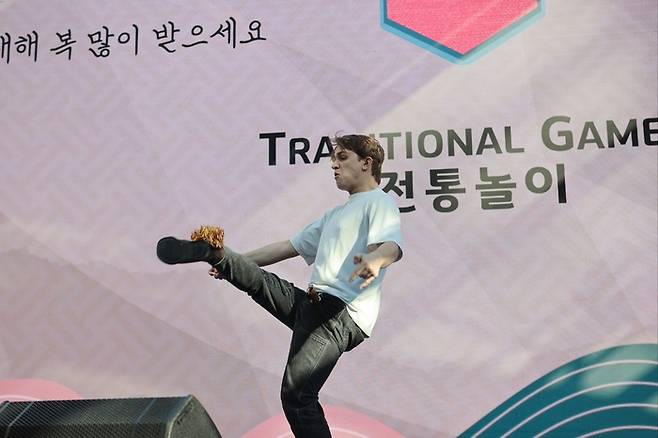 2026 밀라노·코르티나 동계올림픽 기간 동안 빌라 네키 캄필리오에 마련된 ‘코리아 하우스’에서 진행된 전통놀이 체험. 사진 | 대한체육회