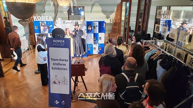 2026 밀라노·코르티나 동계올림픽 기간 동안 빌라 네키 캄필리오에 마련된 ‘코리아 하우스’를 찾은 관람객들이 한복체험을 위해 줄을 서서 기다리고 있다. 밀라노 | 김민규 기자 kmg@sportsseoul.com