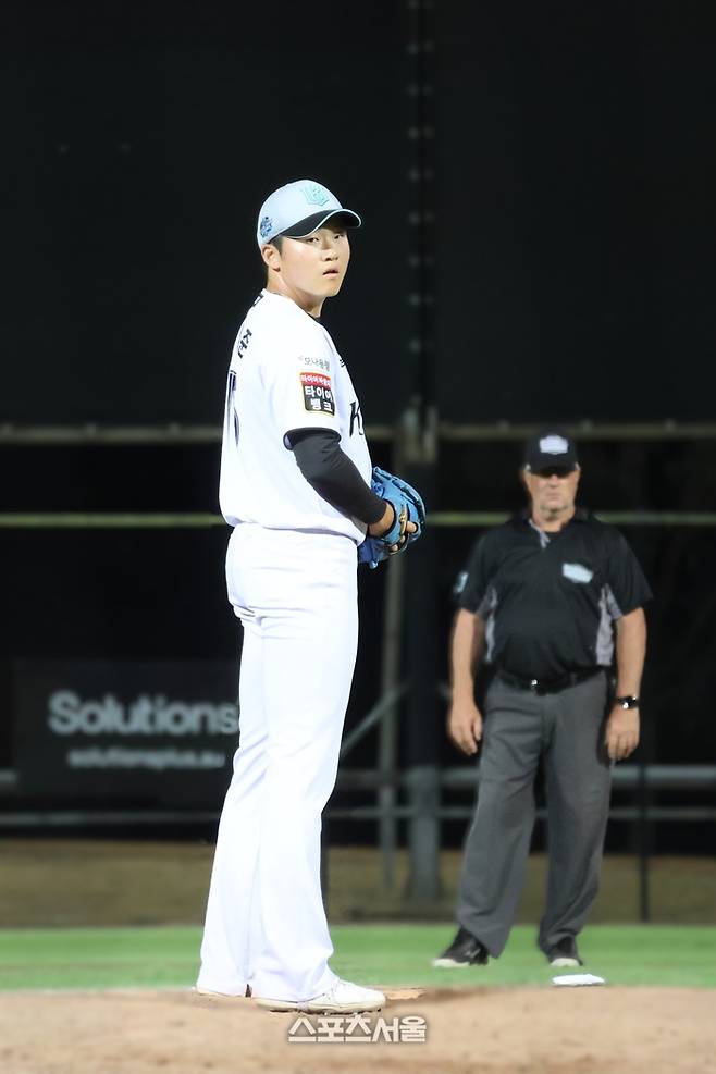 권성준이 투구에 임하고 있다. 사진 | KT 위즈