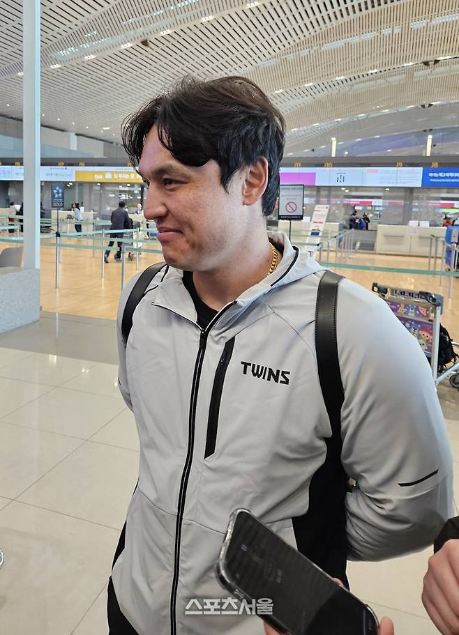 LG 박동원이 22일 인천국제공항에서 스프링캠프 출국을 앞두고 취재진 인터뷰에 응하고 있다. 인천공항 | 강윤식 기자 skywalker@sportsseoul.com