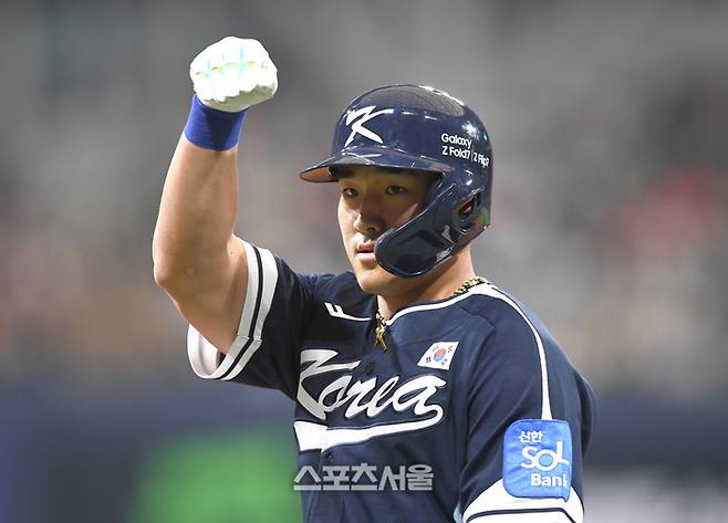 안현민이 9일 서울 고척 스카이돔에서 열린 ‘2025 K-베이스볼 시리즈’ 체코와 2차전 경기 3회초 1사 안타를 친 후 세리머니를 하고 있다. 고척 | 최승섭기자 thunder@sportsseoul.com
