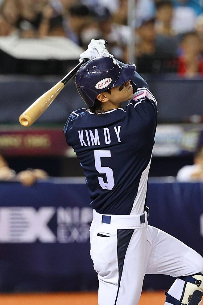 13일 오후 대만 타이베이돔에서 열린 세계야구소프트볼연맹(WBSC) 프리미어12 2024 B조 조별리그 대한민국과 대만의 경기. 3회말 1사 2루에서 한국 김도영이 1타점 적시타를 치고 있다. 사진 | 타이베이=연합뉴스