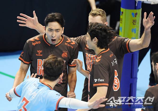 21일 인천 계양체육관에서 열린 V리그 대한항공-OK저축은행전. OK저축은행 차지환이 득점 후 환호하고 있다. 인천=정재근 기자 cjg@sportschosun.com/2025.11.21/