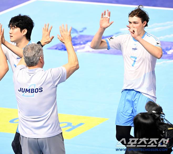 18일 인천계양체육관에서 열린 V리그 남자부 대한항공과 OK저축은행의 경기, 대한항공이 3대0으로 승리했다. 조토 감독과 기쁨을 나누는 이든의 모습. 인천=허상욱 기자wook@sportschosun.com/2026.02.18/