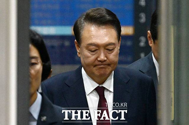 내란 우두머리 혐의 등으로 재판에 넘겨진 윤석열 전 대통령이 지난해 5월 서울 서초구 서울중앙지방법원에서 열린 3차 공판을 마친 뒤 법원을 나서고 있다./사진공동취재단