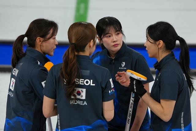한국 여자 컬링 대표팀이 17일(한국 시간)이탈리아 코르티나담페초의 코르티나 컬링 올림픽 스타디움에서 열린 2026 밀라노·코르티나담페초 동계올림픽 여자 컬링 라운드로빈 7차전 스위스와의 경기 도중 대회를 나누고 있다. /코르티나담페초=AP.뉴시스