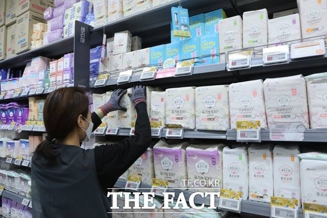 이마트가 명절 이후 물가안정을 위해 19일부터 생리대 5000원 균일가 등 대대적인 생필품 할인 행사에 나선다. /이마트