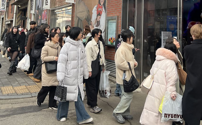 성수동에 위치한 무신사 한 매장에서 관광객들이 쇼핑하고 있다. 한예주 기자