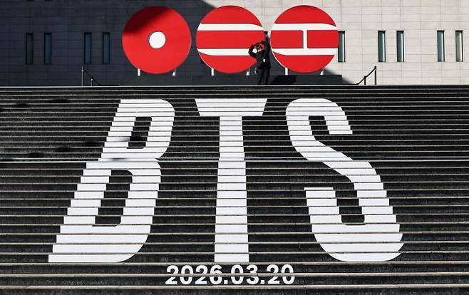 서울 종로구 세종문화회관 계단에 다음 달 3년 9개월 만에 '완전체'로 돌아오는 그룹 방탄소년단(BTS)의 컴백을 알리는 홍보물이 설치돼 있다. 연합뉴스
