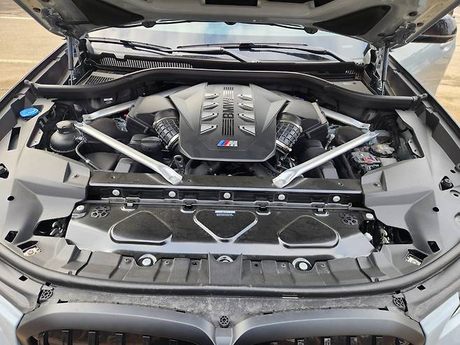 BMW X7 M60i의 엔진룸. /진상훈 기자